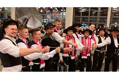 Die neuen Zimmerermeister gesellten sich beim Festakt zum Gruppenfoto mit Meisterschal.