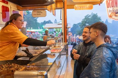 Tracy Drechsler vom Team der "Schlemmerpfanne" füllt nach den Wünschen der hungrigen Gäste die Teller. David Suhrmann und Luis Becker (v. l.) entscheiden sich für Gyros.