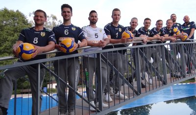 Das Team des VSV Oelsnitz für die Regionalligasaison 2021/22: von links Jürgen Hanitzsch, Christian Böhm, Sascha Claus, Ben Becher, Stephen Sehr, Tim Neuber, Jonas Krug, Sascha Singer, Franz Masur und Trainer Alexander Krug. Bei der Teamvorstellung fehlten Niclas Meinhold, Fabian Schubert, Julian Schubert, Johannes Köbsch und Michael Wagner. 