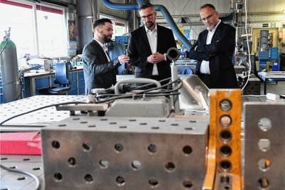 Prokurist Manuel Beer erläutert Sachsens Wirtschaftsminister Martin Dulig und Mittelsachsens Landrat Dirk Neubauer (von links) die Feinheiten bei der Bearbeitung von Edelstahl in der Firma Andreas Junghans in Frankenberg.