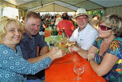 Auch ein Weinfest wurde im und rund um den Dorfladen gefeiert, bei dem die Stimmung bestens war. 
