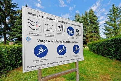 Auf dem Schild an der Rutsche in Glauchau steht unter anderem, dass Kinder bis acht Jahre nur unter Aufsicht rutschen dürfen.