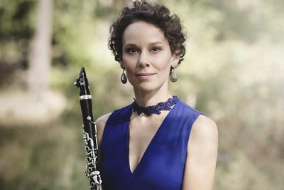 Solistin des Abends in Aue ist Bettina Aust. Die Klarinettistin tritt regelmäßig als Solistin mit Orchestern auf.