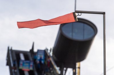 Nervig: Der Wind blies am Mittwoch in der Vogtland-Arena aus allen Richtungen. Beide Wettbewerbe im Sommer-Grand-Prix mussten ausfallen.