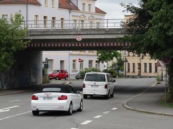 An dieser Stelle an der Ecke Kopernikus-/Spiegelstraße müssten Straßenbahnen die Bahnlinie kreuzen, falls die Querspange realisiert wird. Doch die Durchfahrtshöhe der vorhandenen Brücke reicht dafür nicht aus.