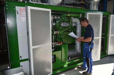 Am Standort der Zentralkläranlage in Schwarzenberg wurde ein Blockheizkraftwerk in Betrieb genommen. Hier Mitarbeiter Jan Wendler aus dem Abwasser-Meisterbereich 1 beim Einstellen der neuen Anlagentechnik. 