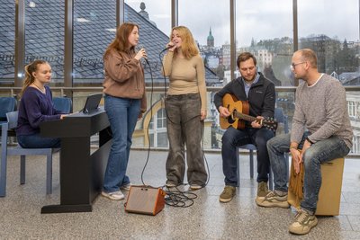 Zur Schulband gehören aktuell: am Klavier Lucie Arenz aus Oberwiesenthal, die Sängerinnen Marie Reuther aus Königswalde und Charleen Gärtner aus Hilmersdorf sowie die beiden Lehrer Benjamin Schiller aus Neukirchen an der Gitarre und Tom Matthes aus Chemnitz am Cajon.