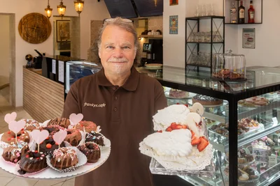 Inhaber Frank Niebuhr präsentiert die Backspezialitäten von „Frankys Cafe“ im Bärensteiner Ortsteil Niederschlag.