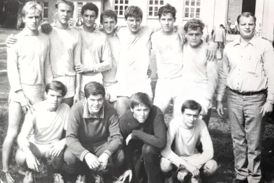Als Trainer gelangen Claus Pulver (rechts) zahlreiche Erfolge. Das Foto zeigt ihn mit dem Zwickauer Team, welches 1968 gegen die BSG Wismut Aue den Bezirksmeistertitel auf dem Kleinfeld errang. 