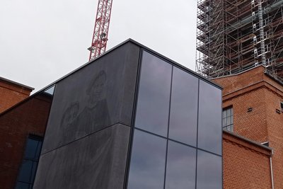 Auf diesem Foto, das während der Arbeiten am Turmtragwerk entstand, ist das Fassadenbild mit Weichenstellerin Klara Rast und Bergmann Wenzel Seemann zu sehen.