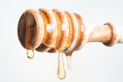 Enthält der Honig mehr Fruchtzucker, ist er flüssig. Überwiegt der Traubenzuckergehalt, wird er cremig. Mit der Zeit wird fast jeder Honig fest – im warmen Wasserbad bekommt man ihn wieder geschmeidig.