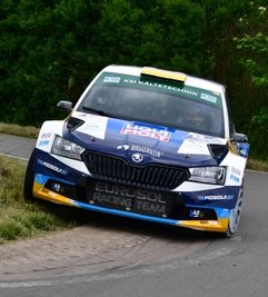Julius Tannert donnert im Skoda um eine Kurve. 