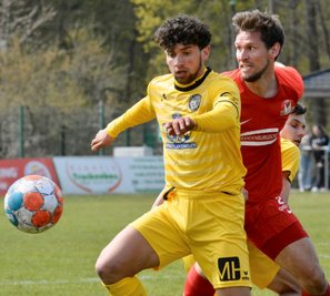 Die Chancen des VfB Auerbach auf den Verbleib in der Regionalliga sind nach der 2:4-Niederlage in Rathenow auf ein Minimum gesunken. Im Bild Sarwar Osse, dahinter der Rathenower Benjamin Wilcke.