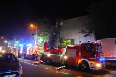 Eine angrenzende Lagerhalle wurde ebenfalls beschädigt. 