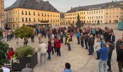 Auf dem Annaberger Markt versammelten sich am Montag erneut zahlreiche Menschen. 