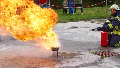 Bei einer Vorführung zeigte die Klingenthaler Feuerwehr, dass man brennende Öle und Fette nie mit Wasser löschen darf. 