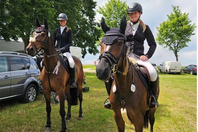 Stehen nicht nur auf Pferden ganz eng beeinander: Frances Schirmer (l.) und Lilli Werner sind von kleinauf beste Freundinnen.