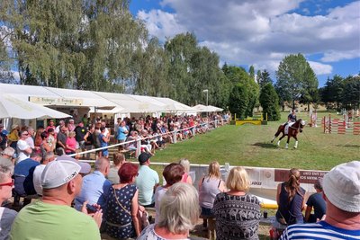 Schaueinlage der Voltigierakteure „Phönix“ vor begeistertem Publikum beim Langenstriegiser Reitturnier.