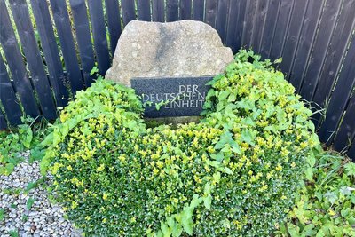 Dieser Gedenkstein zum Tag der Deutschen Einheit steht in Schwarzenberg Neuwelt an der Talstraße. Die Linde aber ist eingegangen.