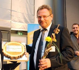    Knut Bräunlich, Geschäftsführer Sozialservice gGbmH Rochlitz: Der kulturelle Standard eines Volkes misst sich nicht an der Länge der Autobahnen und nicht an der Zahl der Computer oder generellen Investitionen in Beton. Die wirkliche Kultur eines Volkes lässt sich erkennen an dem Verhalten, das es gegenüber seinen Alten, Behinderten und Kranken aufbringt. Anzuschlagen wäre das eigentlich bei allen Entscheidungsträgern, in erster Linie bei der Politik.