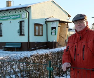 Vereinsschatzmeister Wilfried Triller  vor der Vereinsgaststätte der Kleingartenanlage "Gartenfreude" in Oelsnitz, die unter Einheimischen auch unter "Schwemmsau" bekannt ist. Der Verein ist derzeit auf der Suche nach einem neuen Betreiber für das Traditionslokal. 