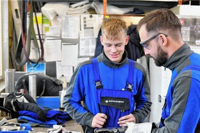Ausbilder und Metallbauer Marcus Weisbrich (r.) erklärt dem Azubi Jannik Gruhle Techniken bei der Metallbearbeitung.