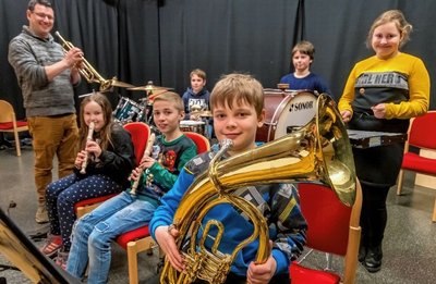 Unter Leitung von Enrico Schuhmann (l.) haben Jungen und Mädchen erste Erfahrungen im Orchesterspiel gesammelt. 
