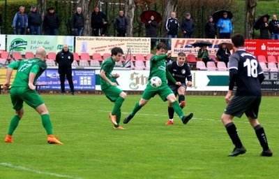 Vincent Bobach (Zweiter von rechts) zirkelt den Ball zum 3:0 für die Oelsnitzer in die Maschen. Kurz darauf legte er noch den Treffer zum 4:0-Endstand gegen den VfB Mühltroff nach.