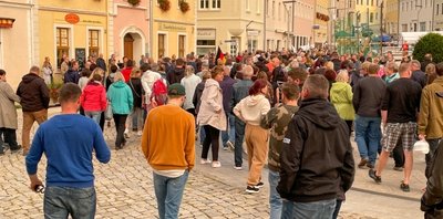 Gemeinsam zogen die "Spaziergänger" vom Schneeberger Marktplatz in Richtung St. Wolfgangskirche. 