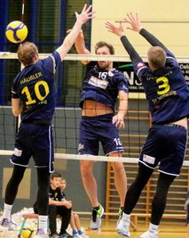 Der Oelsnitzer Paul König (Mitte) überwindet hier den Schwaiger Block und punktet für den VSV, der die Partie zu einem 3:1-Sieg drehte.