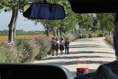 Blick durch die Fensterscheibe des fahrenden Autos auf nordkoreanische Kinder. Näher kam Stefan Marienthal den normalen Menschen in dem südostasiatischen Land nicht.