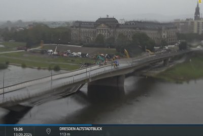 Die Carolabrücke in einer Webcam-Aufnahme am Freitagnachmittag vom Hotel am Terrassenufer.