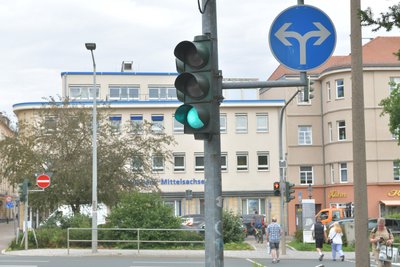 B 173 in Freiberg: Die Autos haben schon Grün, doch noch laufen Fußgänger über die Straße.