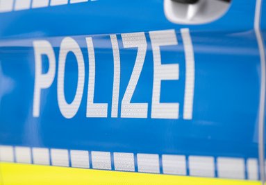 Ein Autofahrer soll seinen Unfall live im Steam ins Netz übertragen haben.(Symbolbild) 