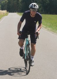 Solche Anstiege wie hier am Leininger Berg bei Elsterberg warten auf Marcel Ottiger bei der Challenge Roth. Dort gibt es mit dem Solarer Berg einen von drei Anstiegen, die zweimal zu meistern sind. 