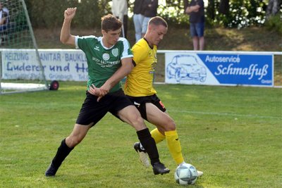 Nach dem Saisonauftakt hielten sich die Auerbacher beim Kirmesspiel gegen Grünbach-Falkenstein am Montag doppelt fit. Hier ein Zweikampf zwischen Iven Fücker (SpVgg, links) und Ben Colin Weigel.