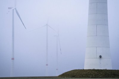 Windpark im Nebel. Von Montag bis Mittwoch lieferten erneuerbare Energien nur einen geringen Anteil der Stromerzeugung in Deutschland.