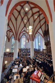 Ein Bild aus besseren Zeiten: Der Thomanerchor kann zurzeit nur in reduzierter Stärke mit vorgeschriebenem Abstand singen. Neben der Pandemie bringen auch die Querelen um die Nachfolge des Interims-Kantors Gotthold Schwarz Unruhe in den traditionsreichen Klangkörper. 
