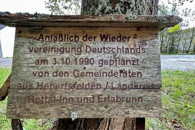 Am Schild der Einheitslinde in Erlabrunn hat sichtbar der Zahn der Zeit genagt.