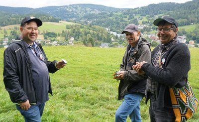 Über den Dächern Klingenthals: Tobias Martin aus Bamberg, Theodor Ziegler aus Baiersbronn und Herbert Markel aus Wengen (von links) begleiteten die Mundharmonika-Wanderung musikalisch. 