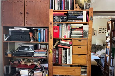 Bücher: Viele hat er gelesen, viele selbst geschrieben. Seit Jahrzehnten forscht er zur jüdischen Geschichte.