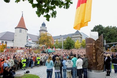 In Erinnerung an die erste Massendemonstration vom 7. Oktober 1989, vor der die DDR-Staatsmacht zurückwich, haben sich die Bürgerinnen und Bürger Plauens ein eigenes Wende-Denkmal geschaffen. Zur Einweihung am 7. Oktober 2010 kamen 2500 Menschen. Das 3,50 Meter hohe und 1,3 Tonnen schwere Monument von Peter Luban kostete 60.000 Euro. Spenden aus der Bürgerschaft sicherten die Finanzierung.