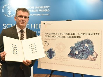 Werner Gatzer präsentiert den Entwurf der neuen Marke.
