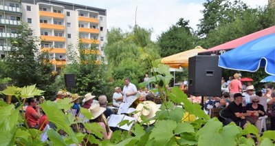 Unter Leitung von Sebastian Zippel musizierten die Original Hirschsteiner Musikanten am Sonntag auf ihrem Vereinsgelände. Kein Platz blieb frei.