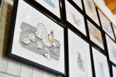 Derzeit werden im Lunzenauer Prellbock Cartoons von Ulrike Wodner gezeigt.