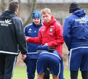 Sven Köhler im Gespräch mit den Spielern: "Sie haben gut mitgearbeitet und die Trainingsinhalte umgesetzt", sagte der neue CFC-Coach.