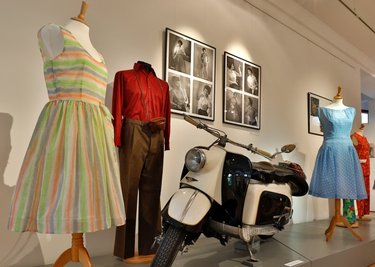 Auch Sommerkleider und ein Berliner Roller, der dem Museum gehört, sind Teil der Sonderschau. 