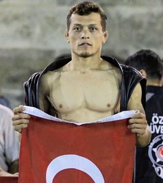 Muhammet Cakir kämpft für den AV Germania Markneukirchen in der 1. Bundesliga. Als er im Trainingslager in Istanbul vom Erdbeben in seiner Heimat erfuhr, schloss er sich sofort einem Hilfstrupp an. 