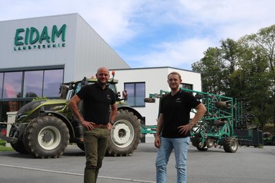 Hendryk Eidam und Jonathan Kreß stehen vor einer anderen Eidam-Entwicklung, einem Ultraflachgrubber, angehängt an den Traktor.