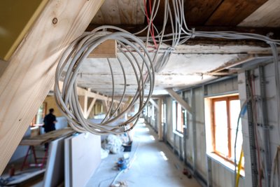 Die Zimmererarbeiten sind weit fortgeschritten, neue Holzfenster wurden eingebaut, im Weisbachschen Haus wuseln Handwerker: Umher hängende Kabel dienen der neue Elektrik im Haus.